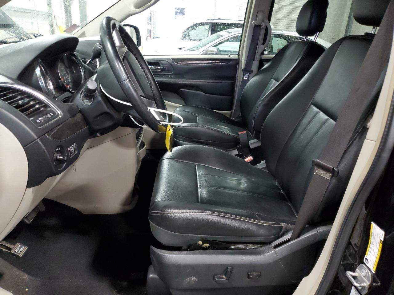 2016 Chrysler Town & Country Touring - Image 7