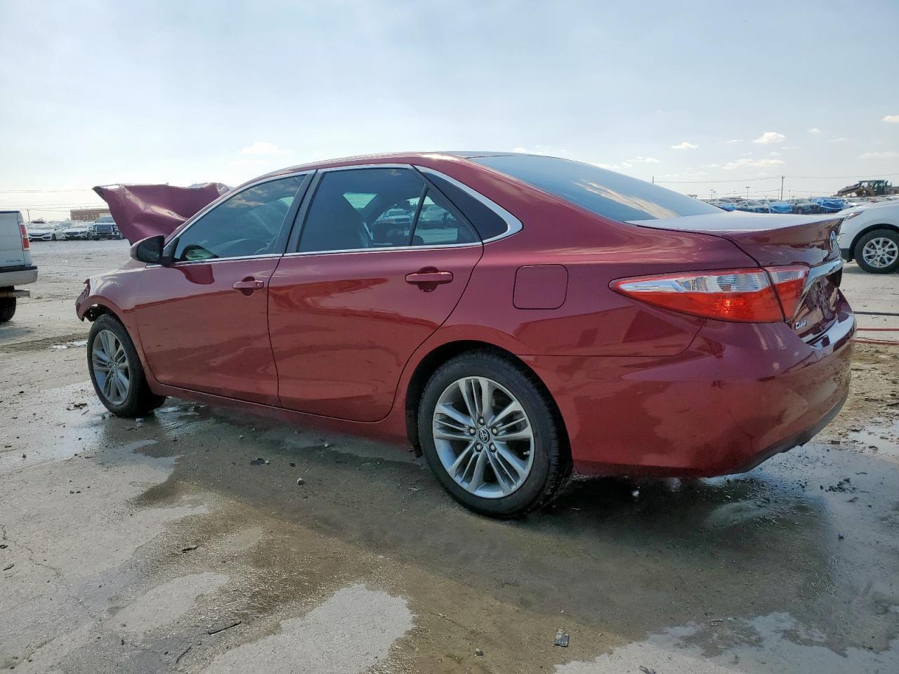 2016 Toyota Camry Le - Фото 2