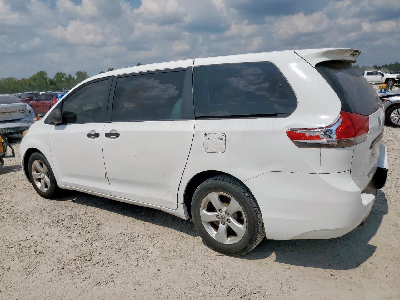 2012 Toyota Sienna - Image 2