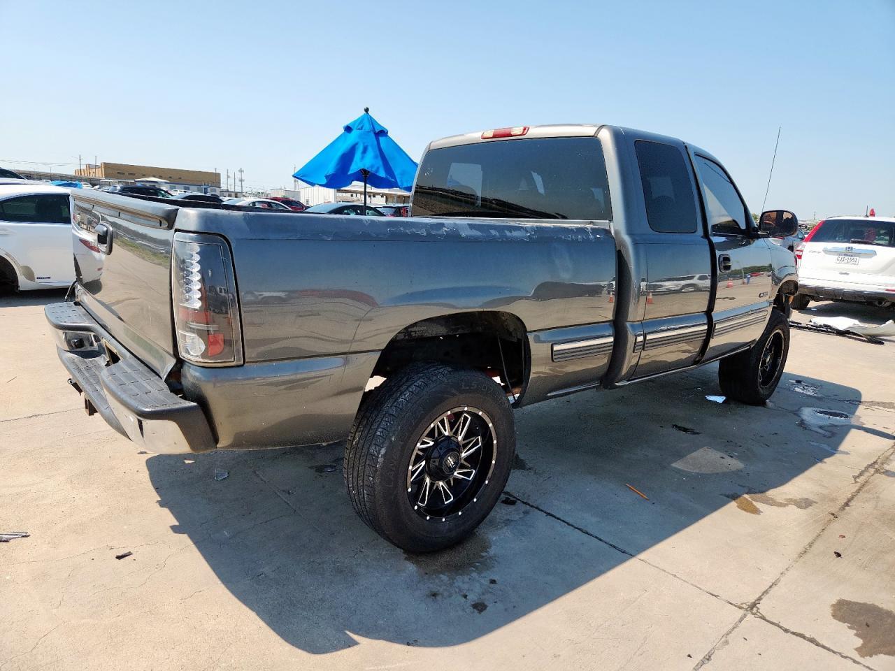 2000 Chevrolet Silverado C1500 - Image 3