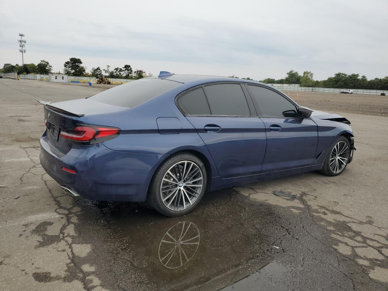 2021 BMW 530 Xi - Image 3