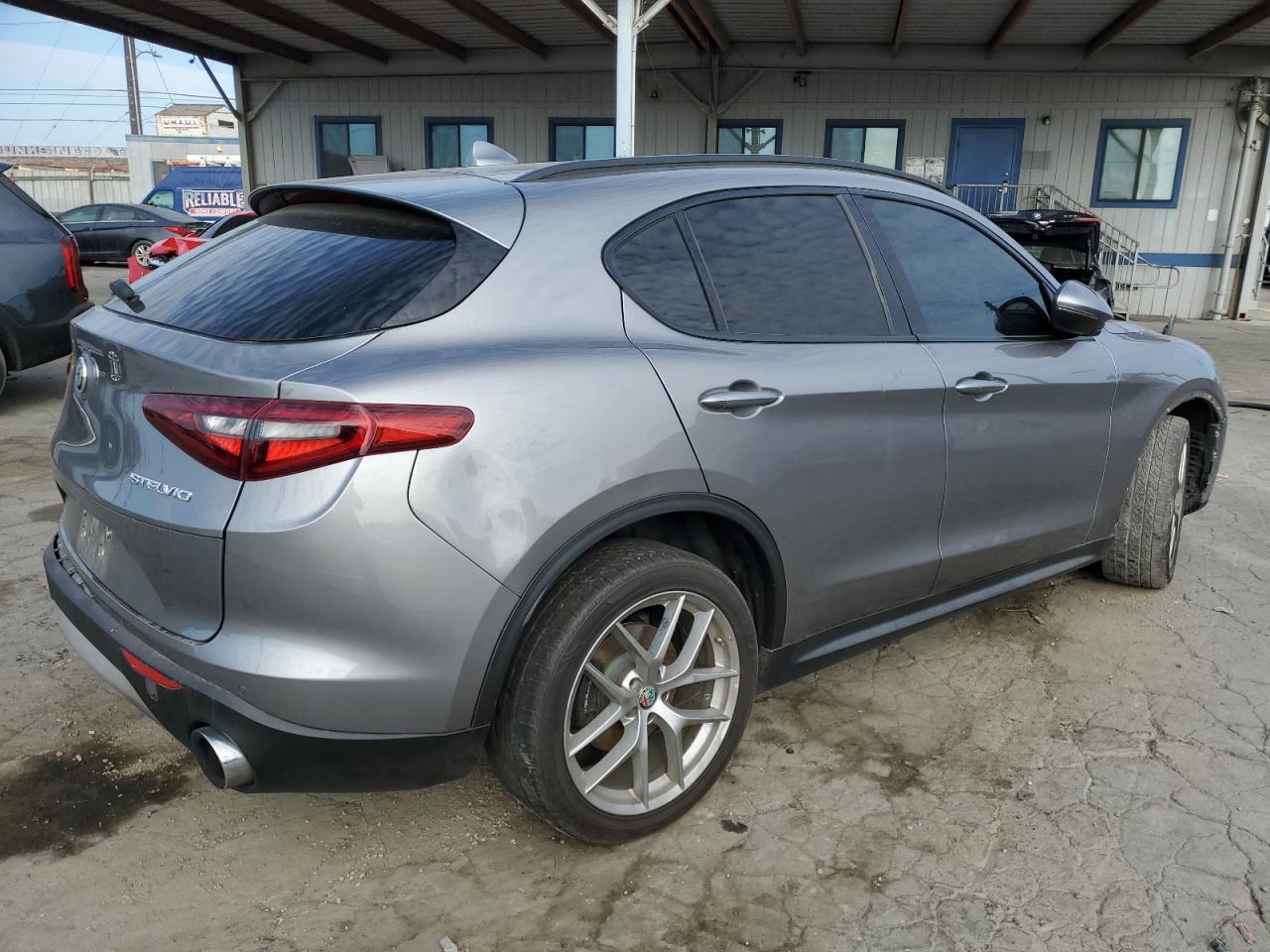 2018 Alfa Romeo Stelvio Ti Sport - Image 3