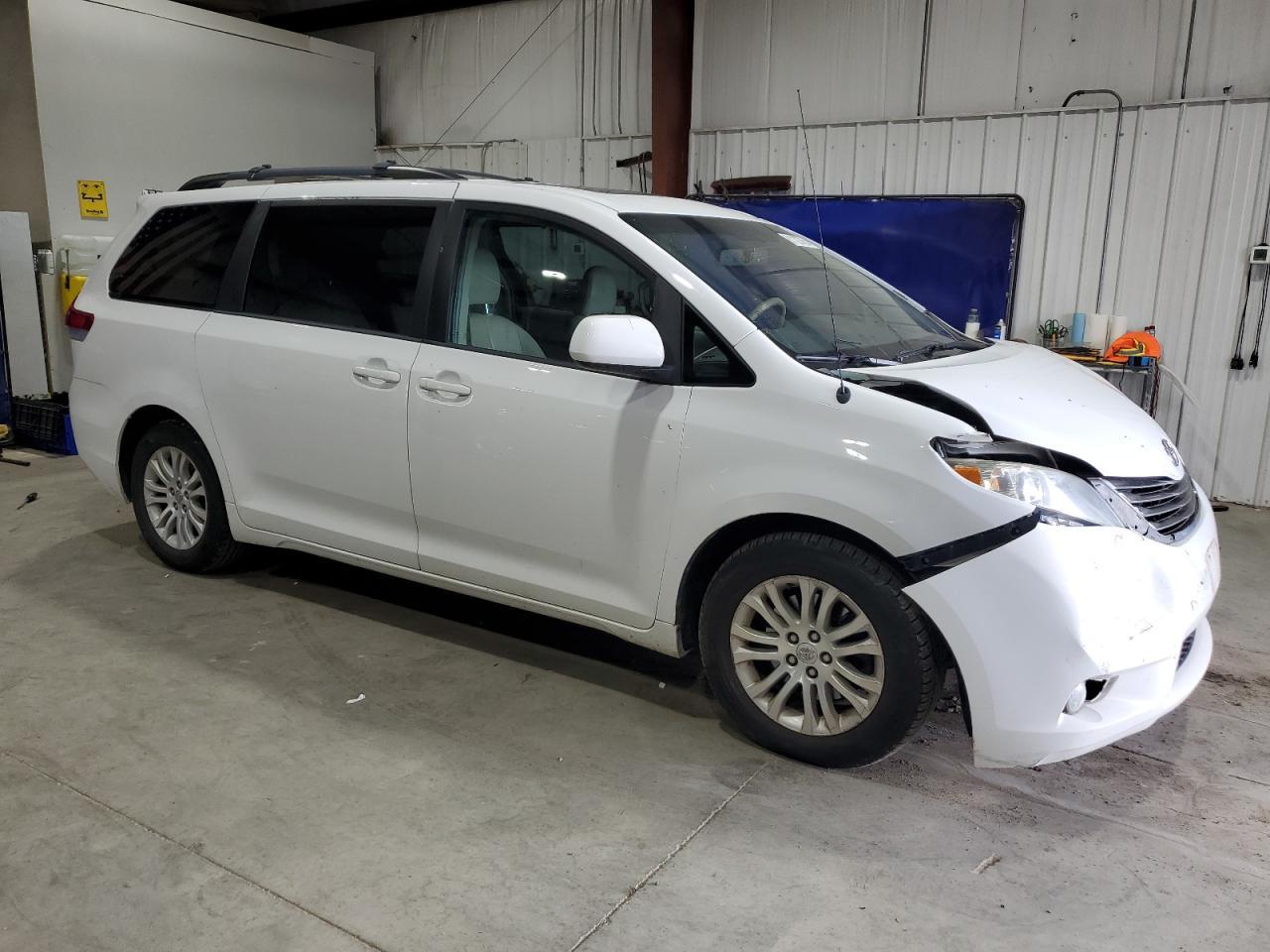 2013 Toyota Sienna Xle - Image 4