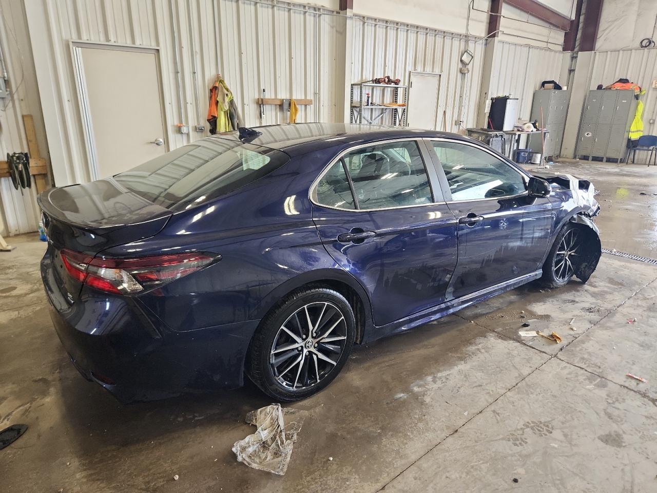 2022 Toyota Camry Se - Image 3