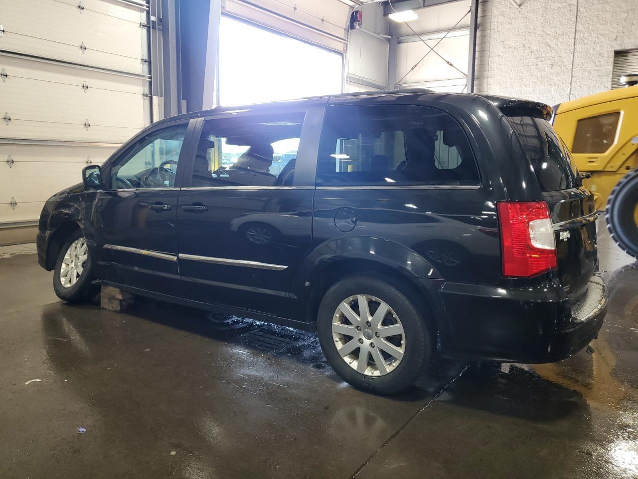 2016 Chrysler Town & Country Touring - Image 2