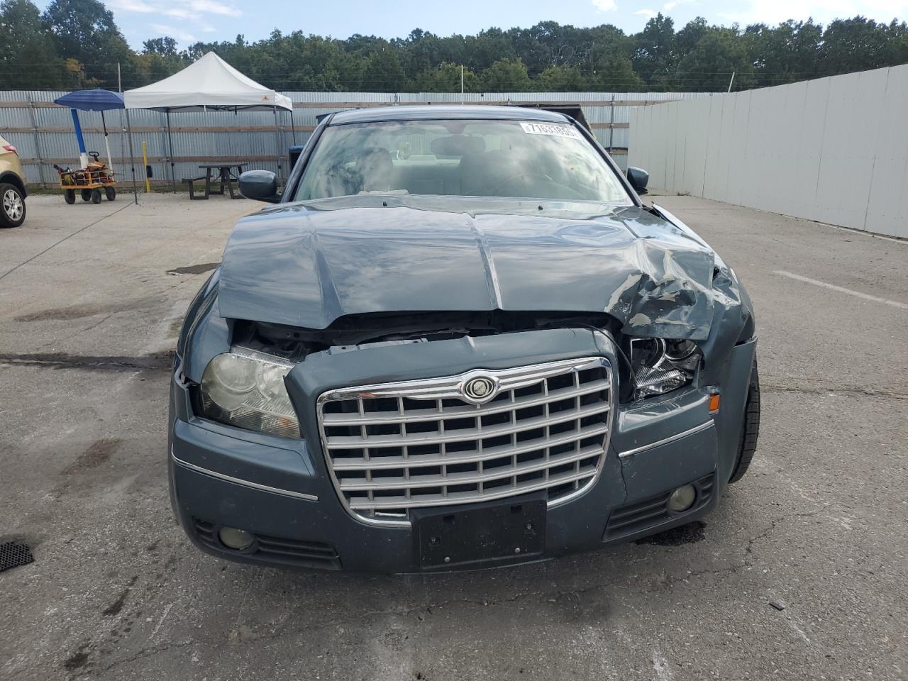 2005 Chrysler 300 Touring - Image 5