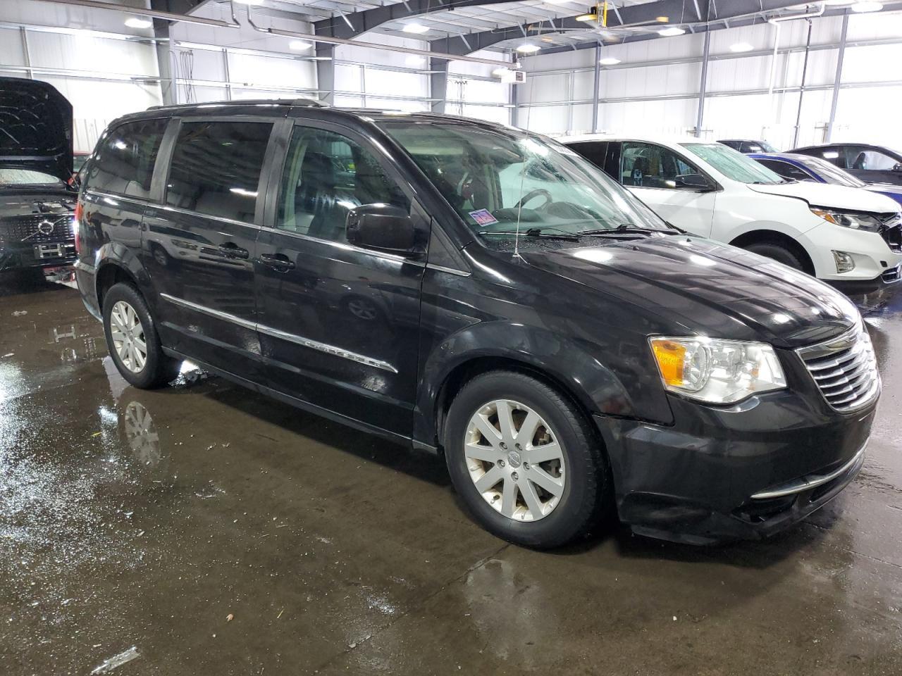 2016 Chrysler Town & Country Touring - Image 4