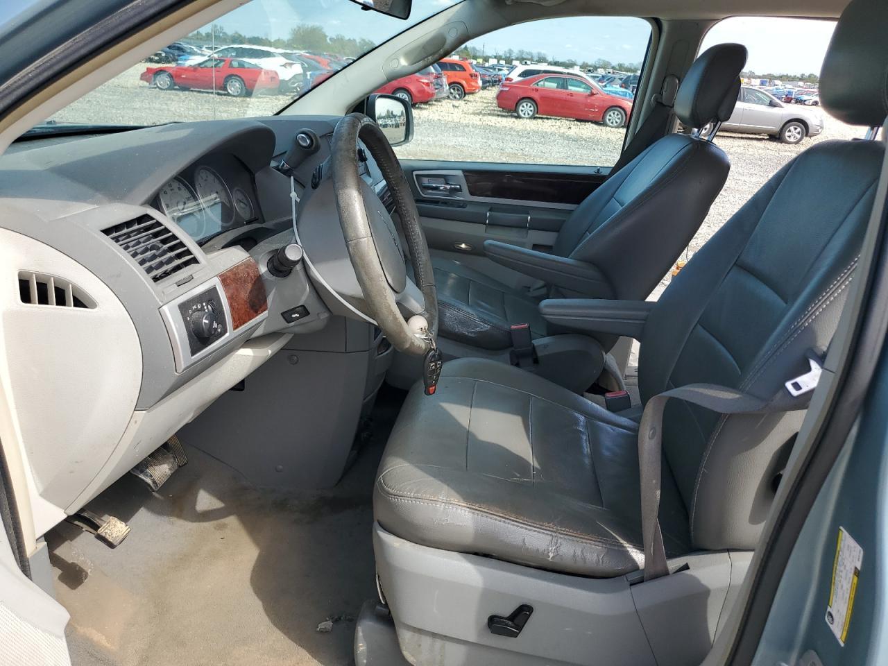 2010 Chrysler Town & Country Touring - Image 7