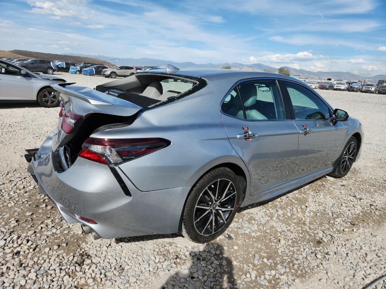 2021 Toyota Camry Se - Фото 3