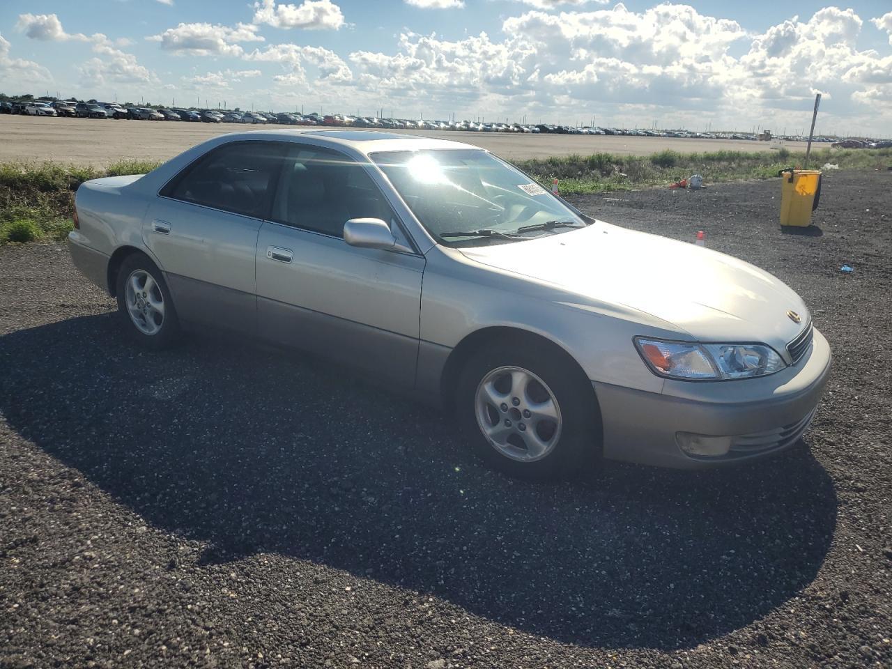 1999 Lexus Es 300 - Image 4