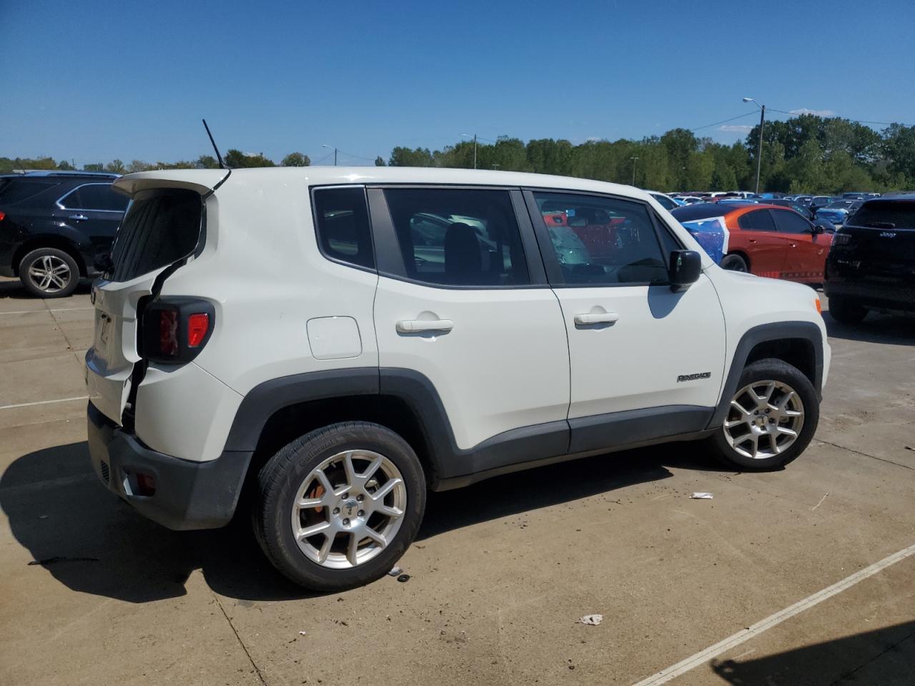 2023 Jeep Renegade Latitude - Фото 3