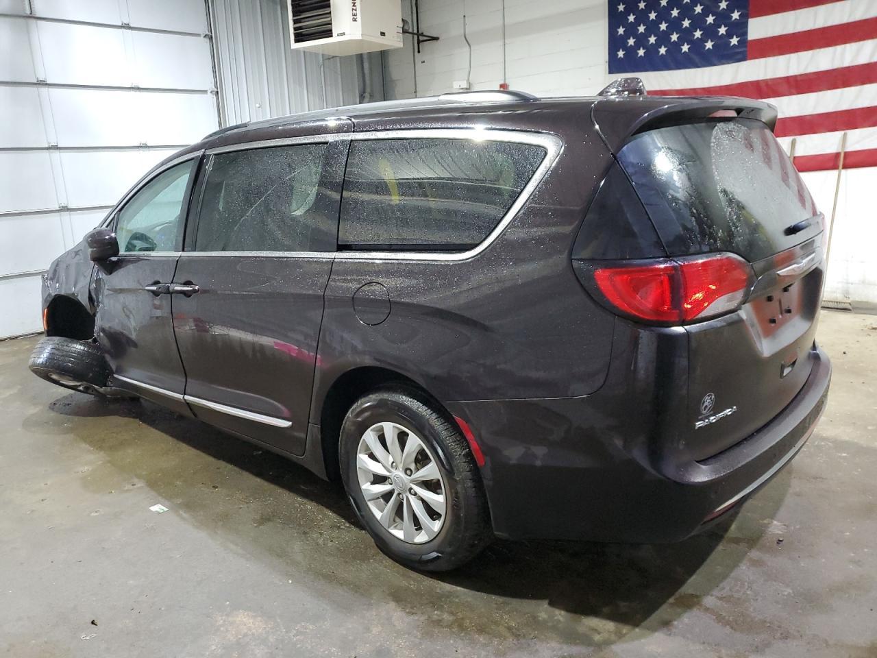 2017 Chrysler Pacifica Touring L - Фото 2