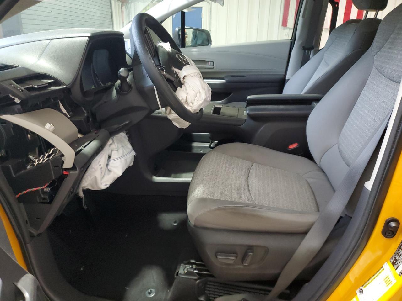 2023 Toyota Sienna Le - Фото 7