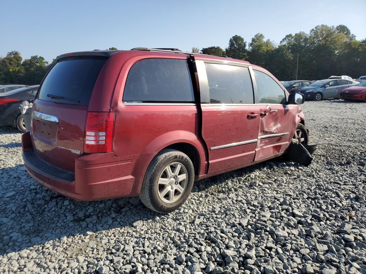 2010 Chrysler Town & Country Touring Plus - Фото 3