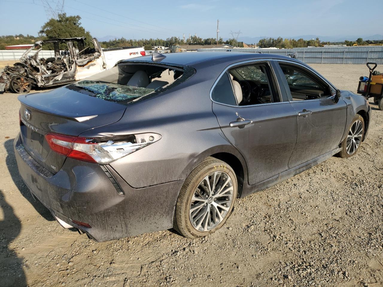 2020 Toyota Camry Se - Image 3