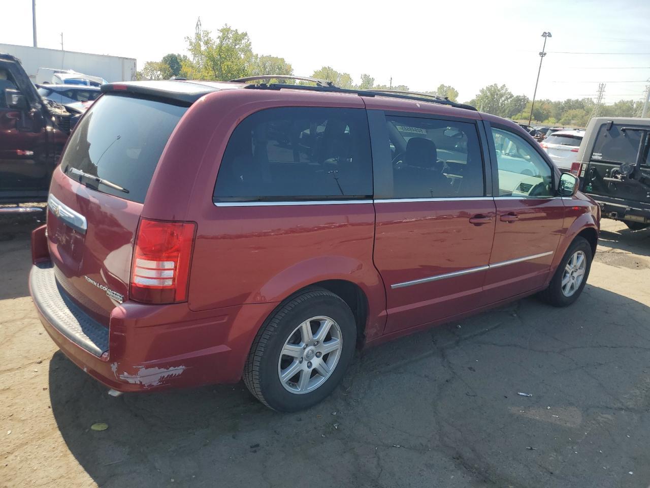 2010 Chrysler Town & Country Touring - Фото 3