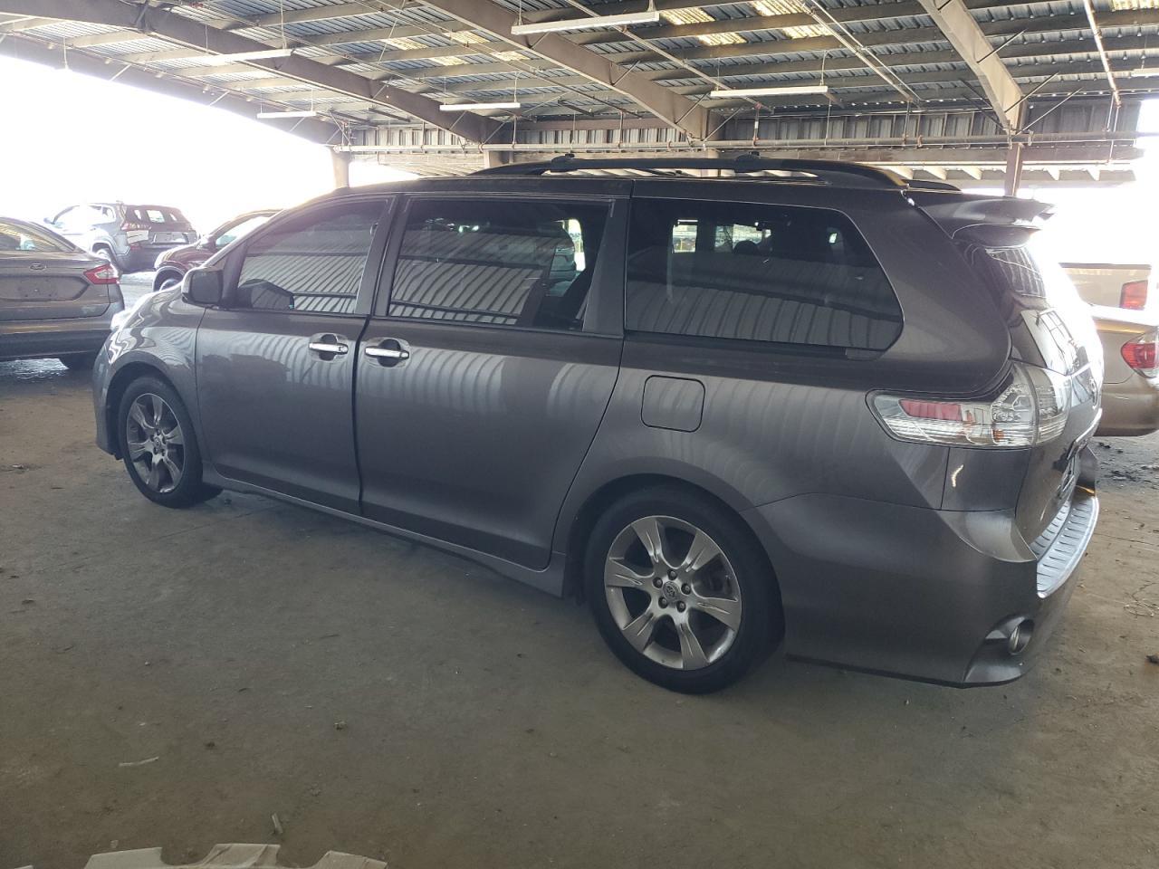 2014 Toyota Sienna Sport - Image 2