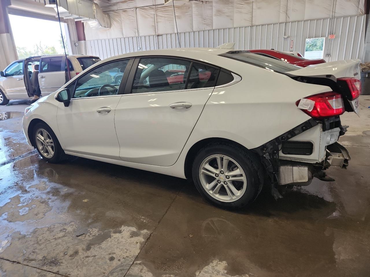 2018 Chevrolet Cruze Lt - Image 2