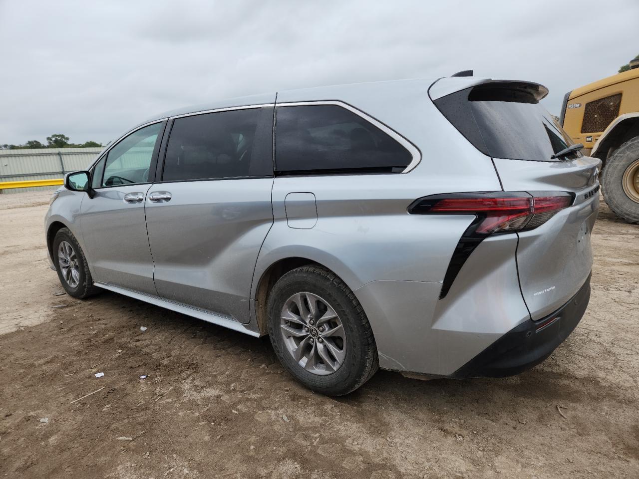 2022 Toyota Sienna Xle - Image 2