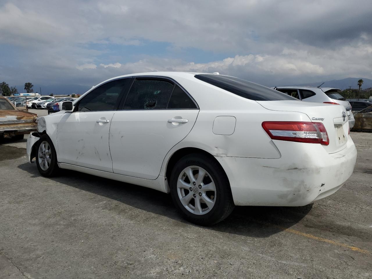 2011 Toyota Camry Base - Фото 2