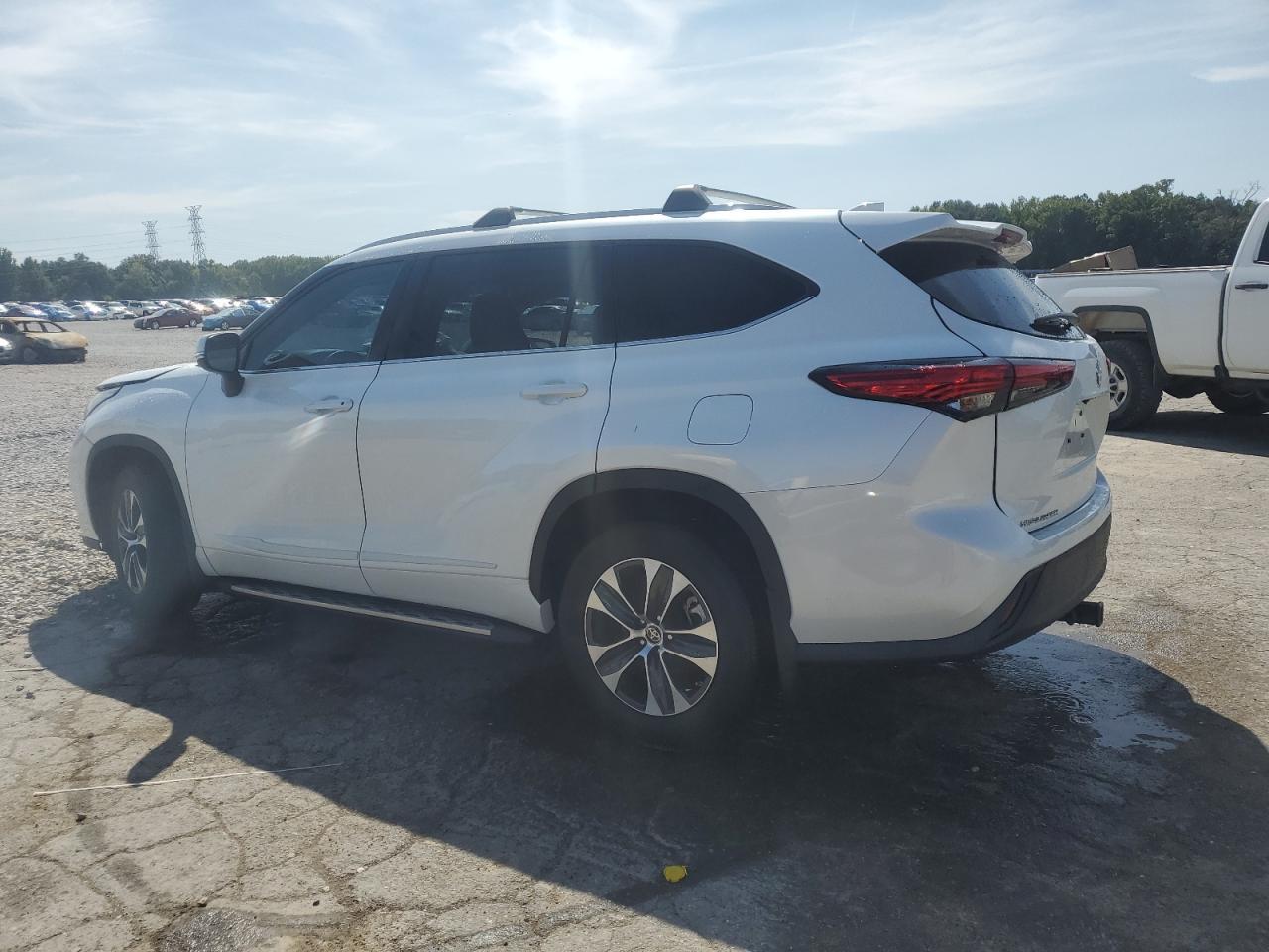 2022 Toyota Highlander Xle - Image 2