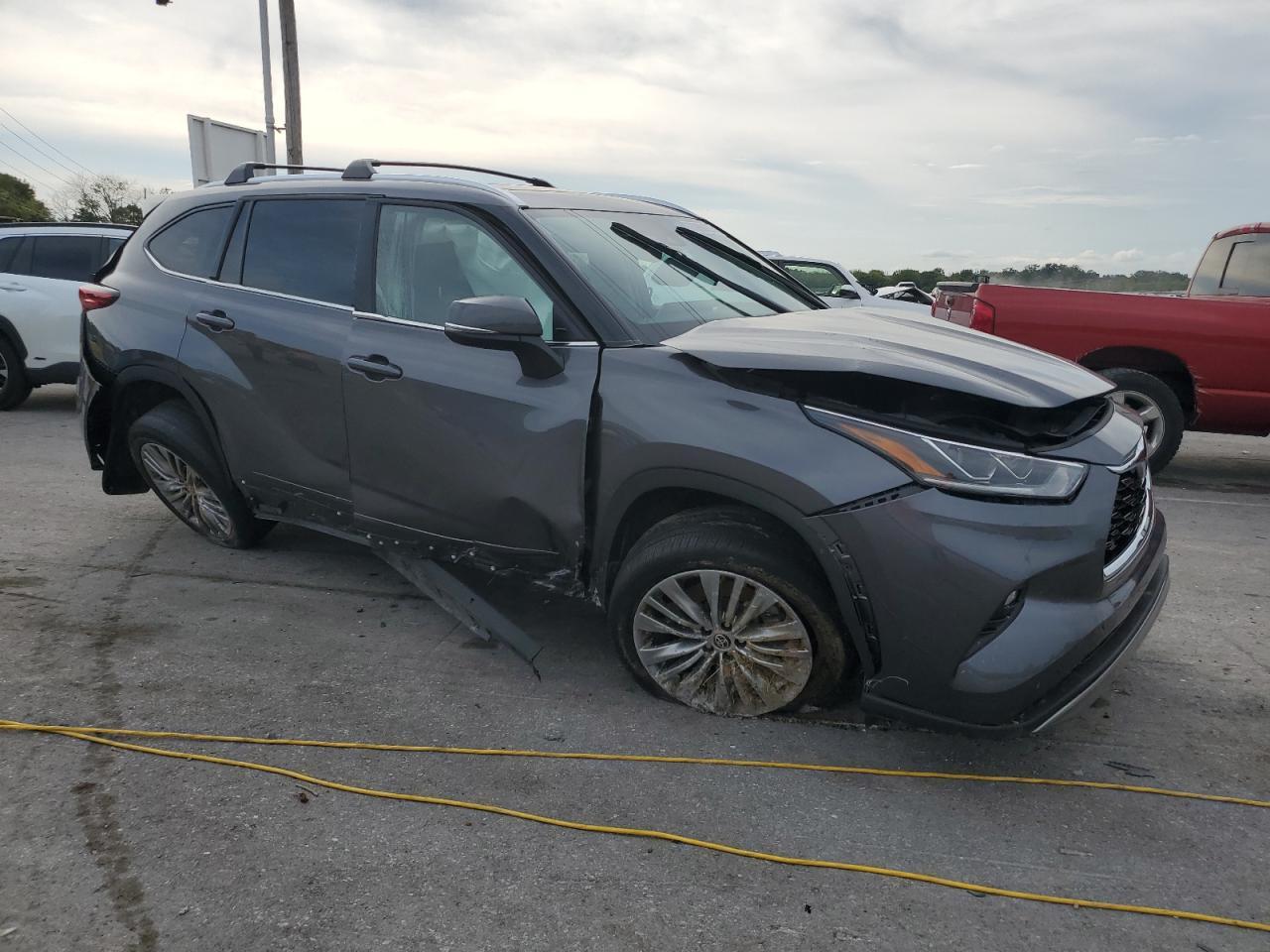 2022 Toyota Highlander Platinum - Image 4