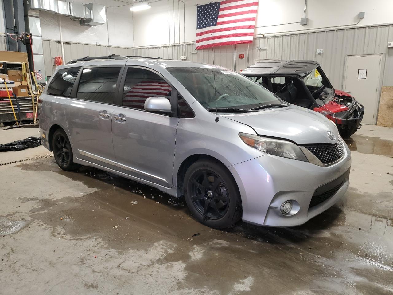 2014 Toyota Sienna Sport - Фото 4