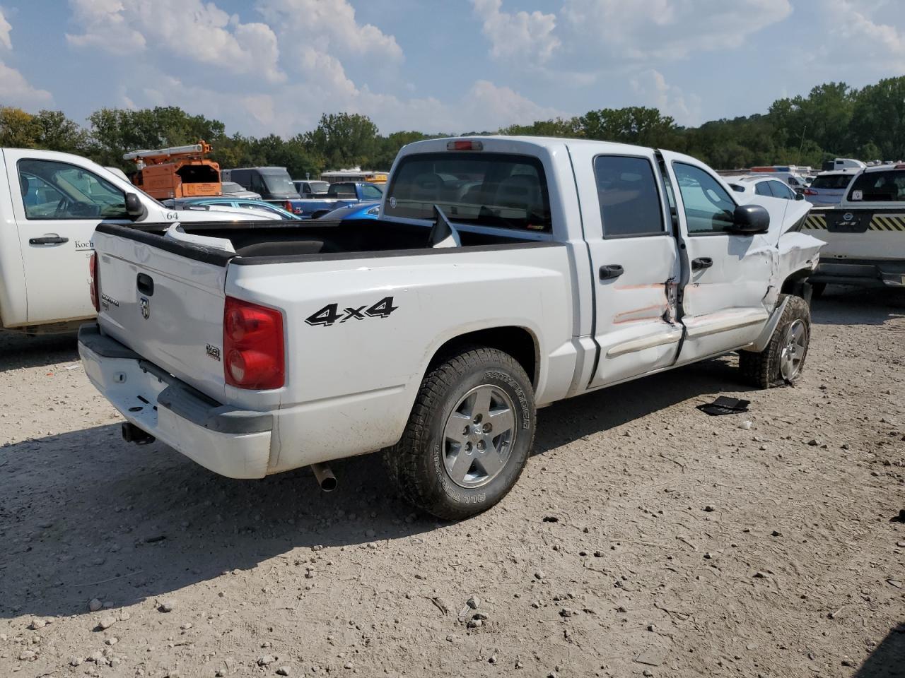 2005 Dodge Dakota Quad Laramie - Image 3