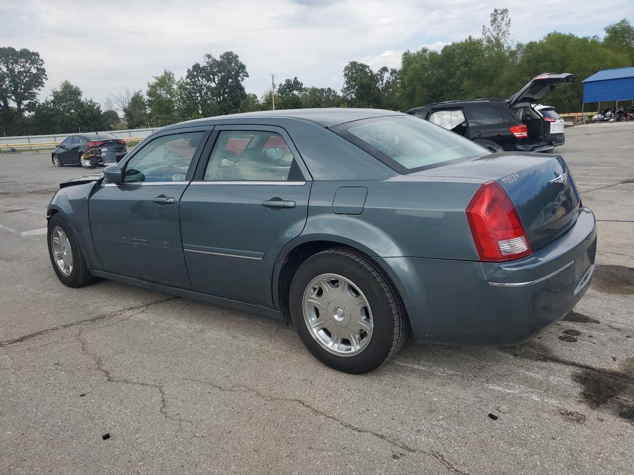 2005 Chrysler 300 Touring - Image 2