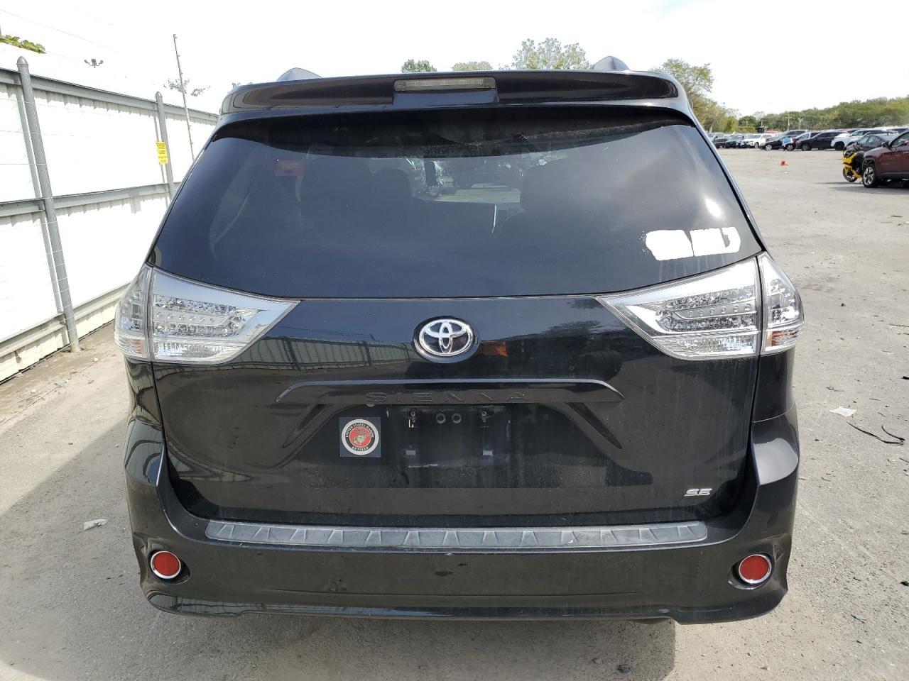 2017 Toyota Sienna Se - Image 6