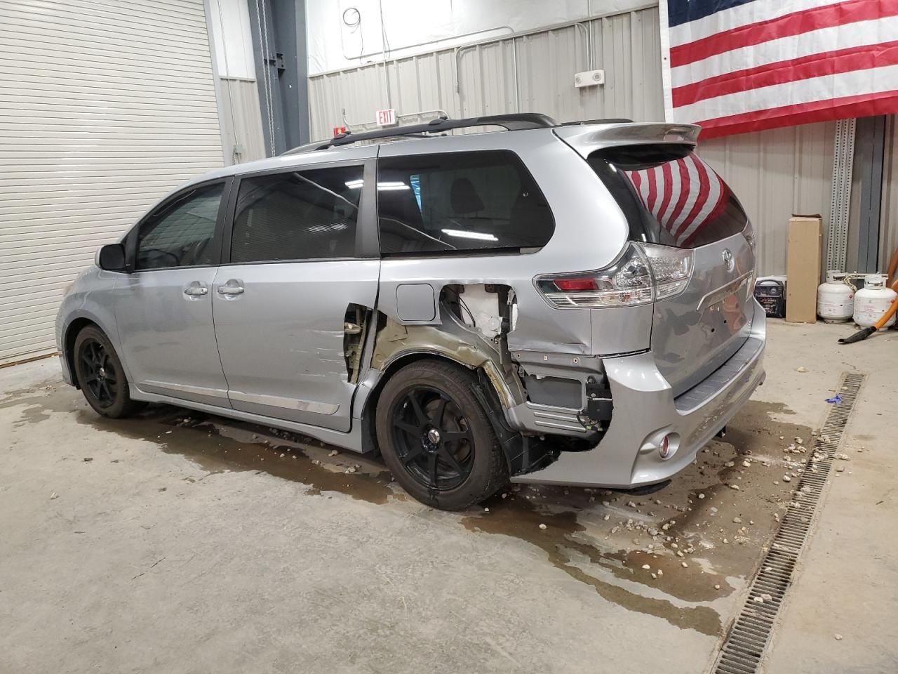 2014 Toyota Sienna Sport - Фото 2