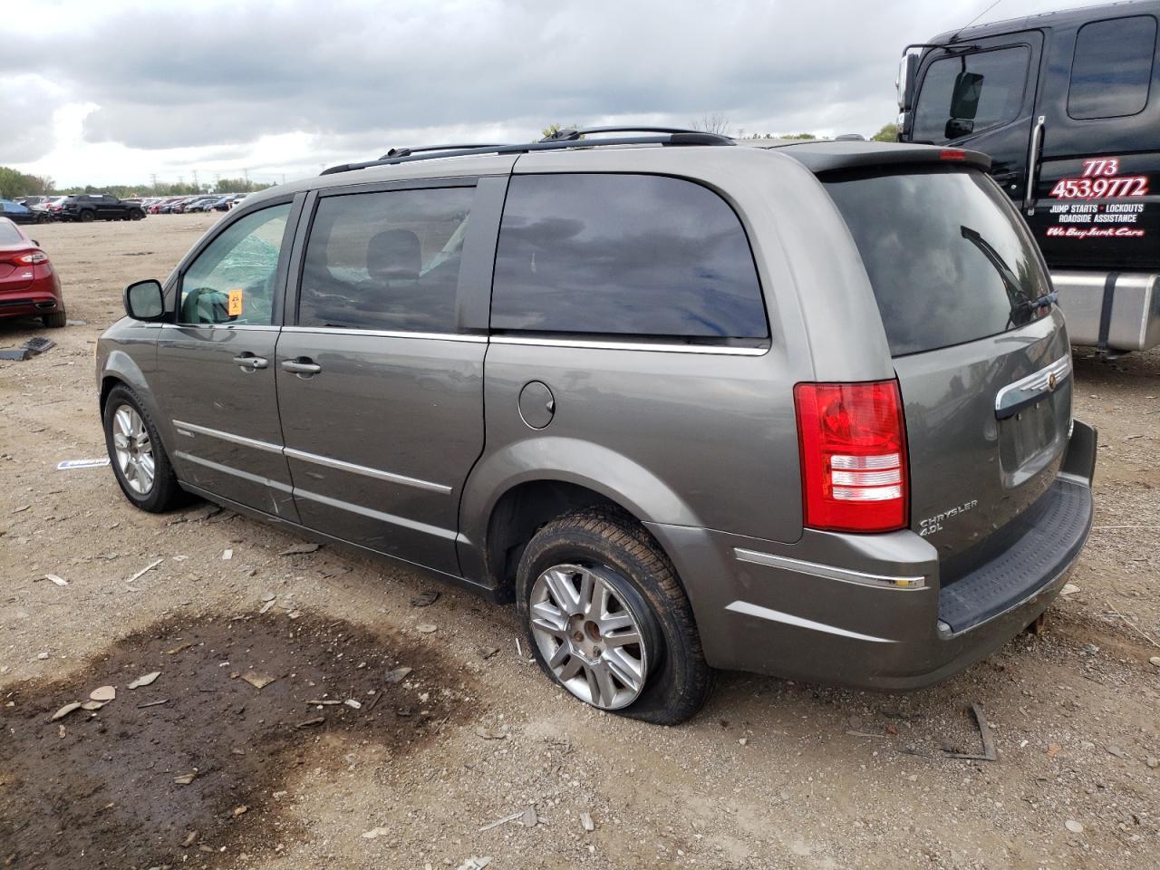 2010 Chrysler Town & Country Touring - Фото 2