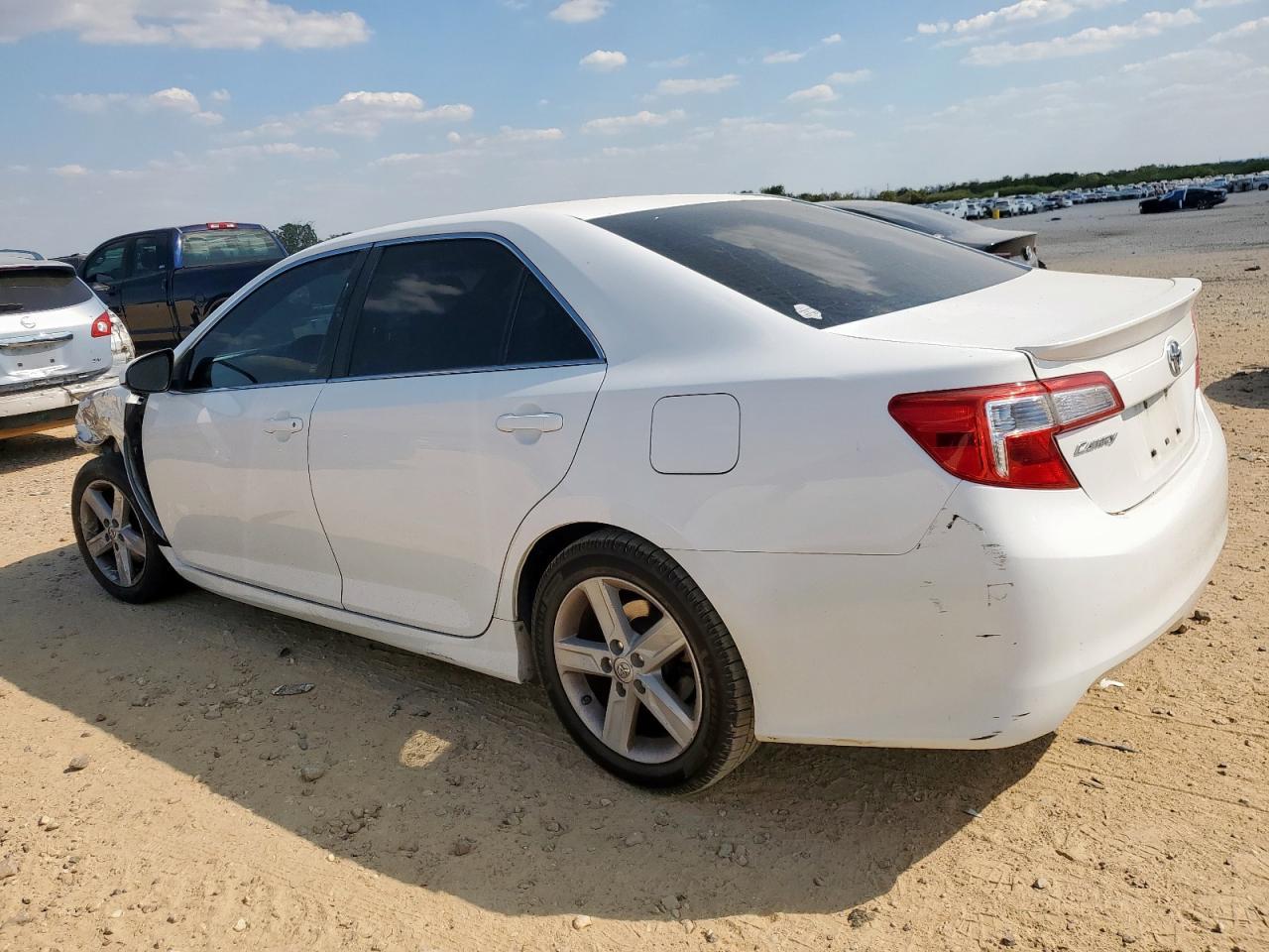 2014 Toyota Camry L - Фото 2