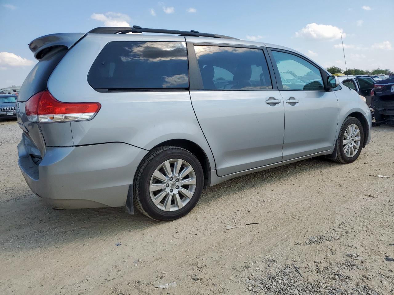 2012 Toyota Sienna Xle - Image 3