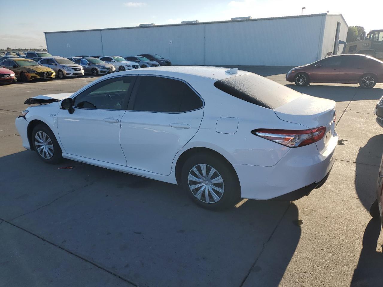 2019 Toyota Camry Le - Фото 2