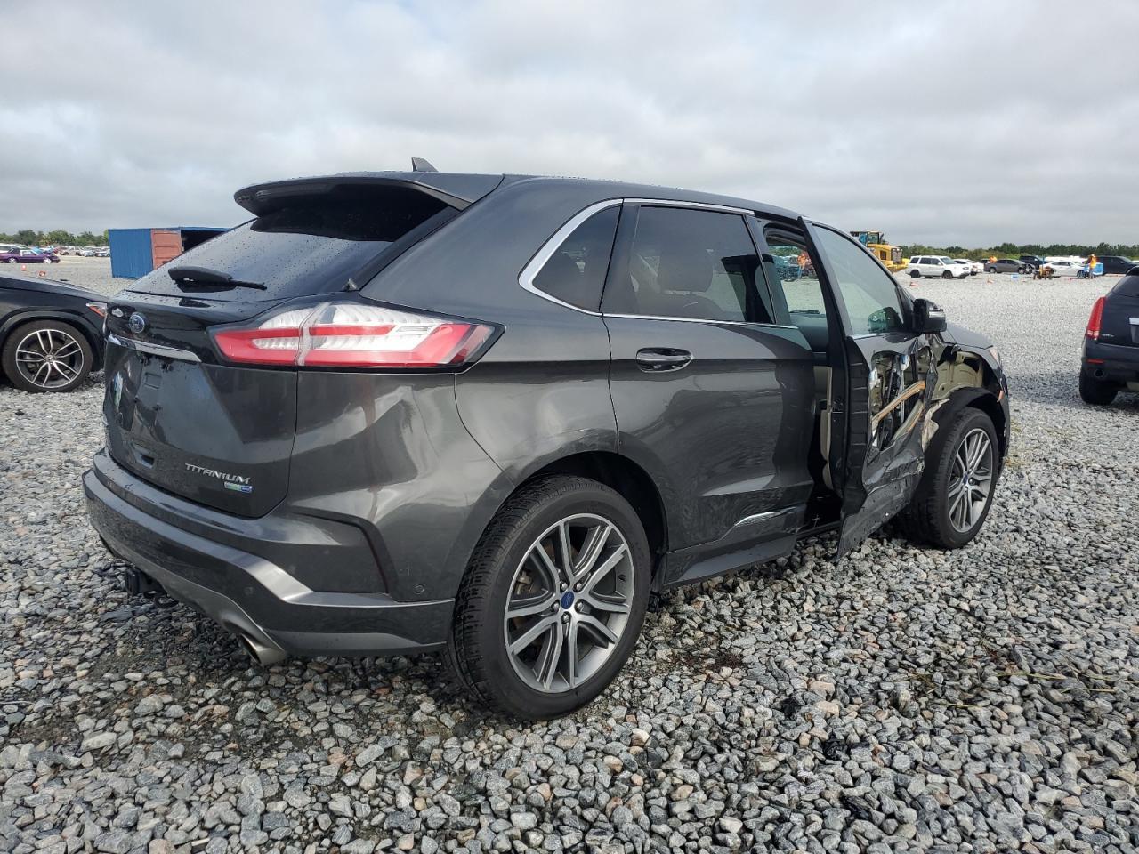 2019 Ford Edge Titanium - Image 3