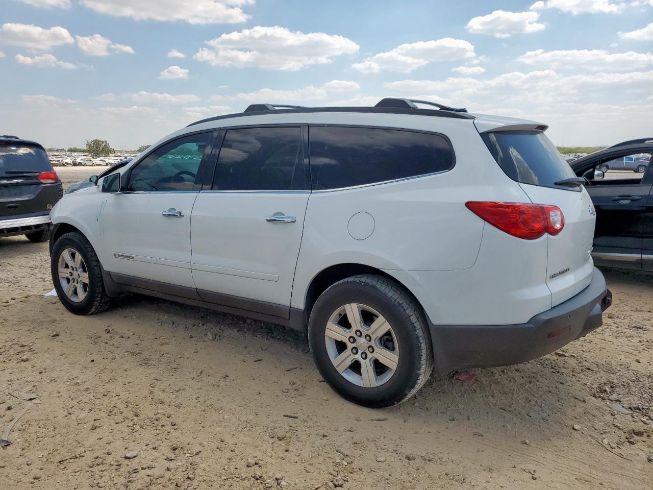 2009 Chevrolet Traverse Lt - Image 2