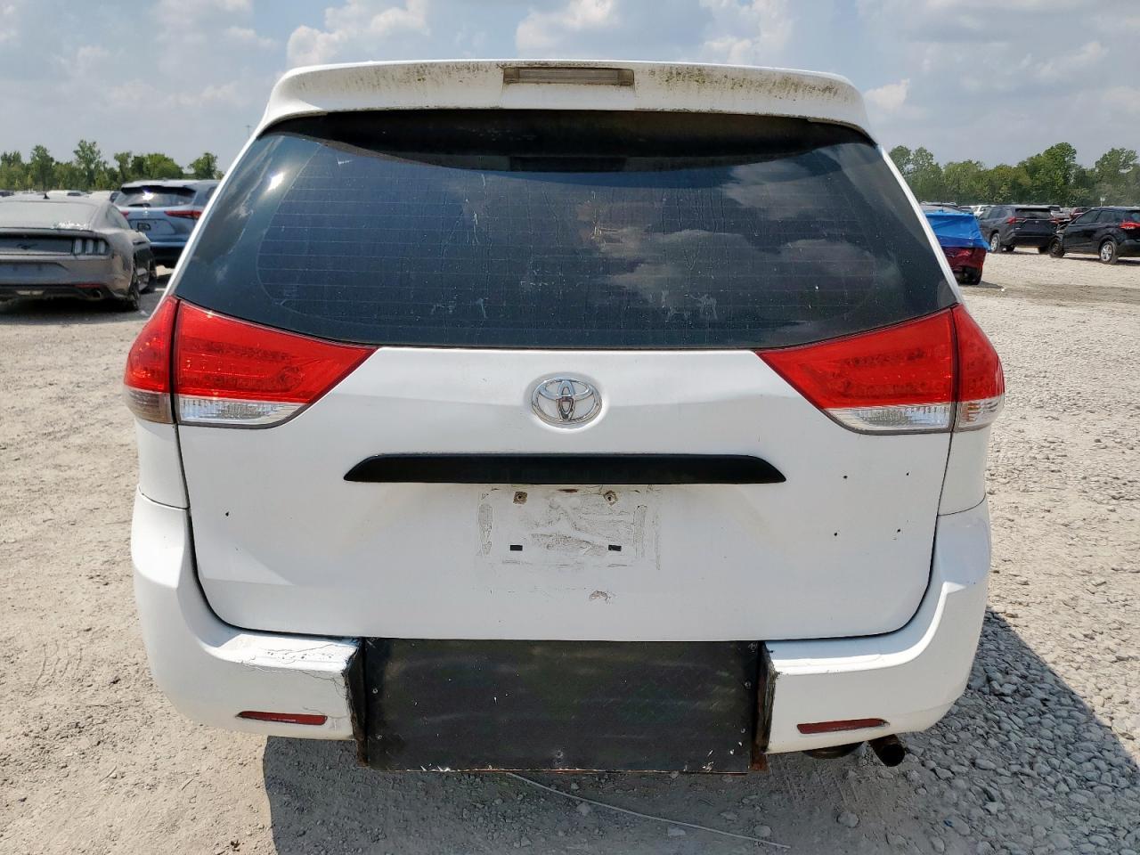 2012 Toyota Sienna - Image 6