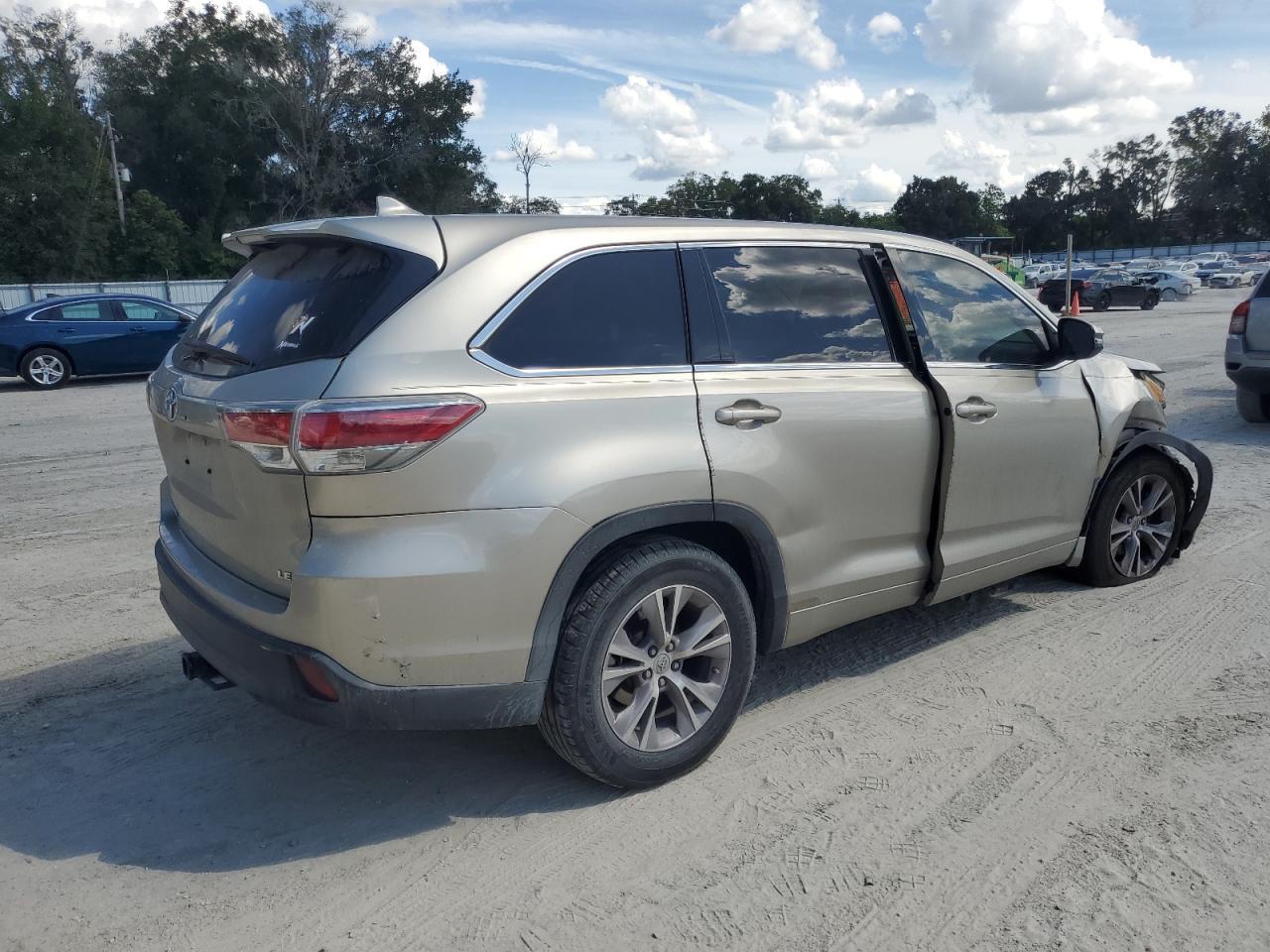 2014 Toyota Highlander Le - Image 3