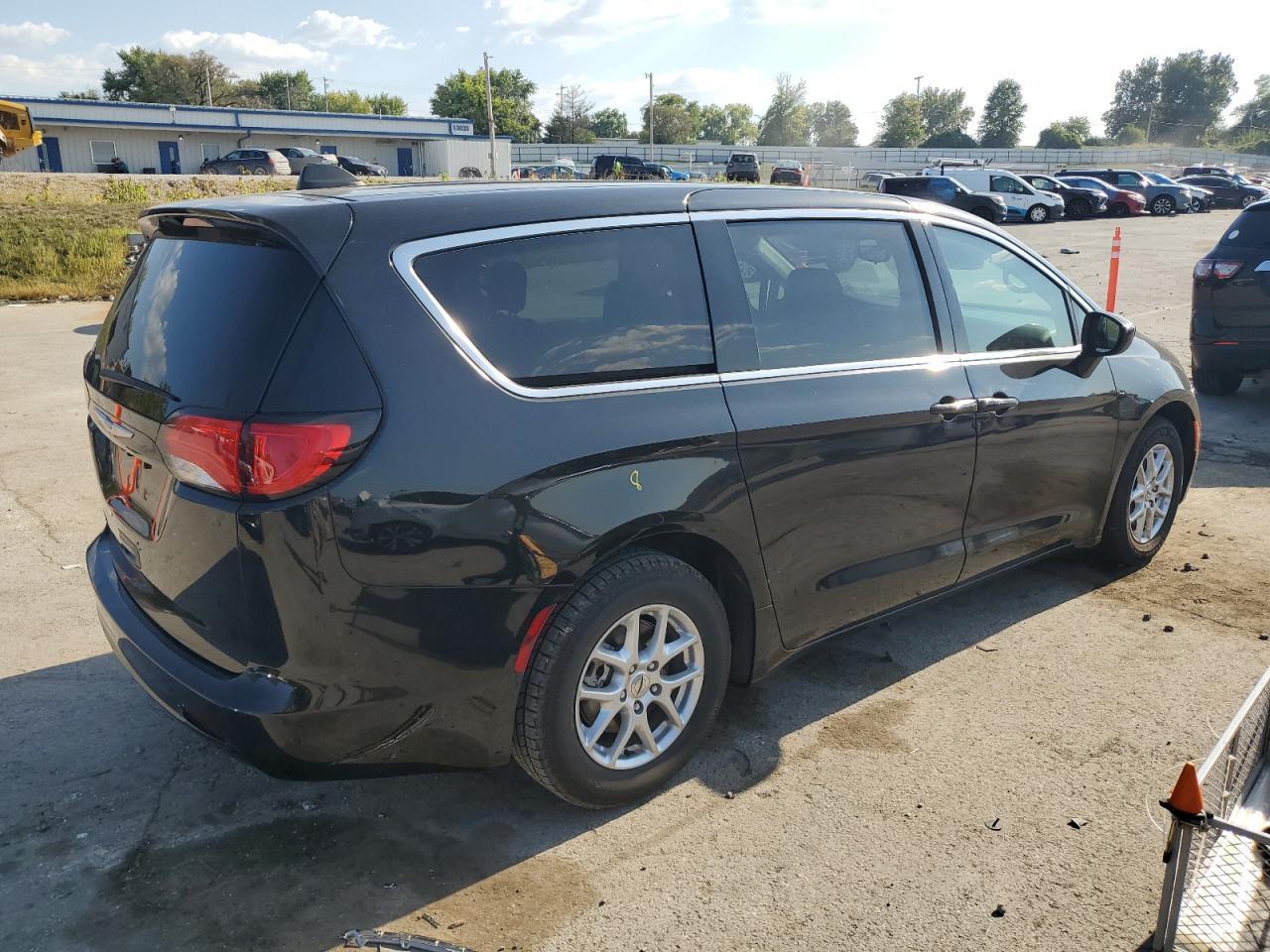 2023 Chrysler Voyager Lx - Image 3