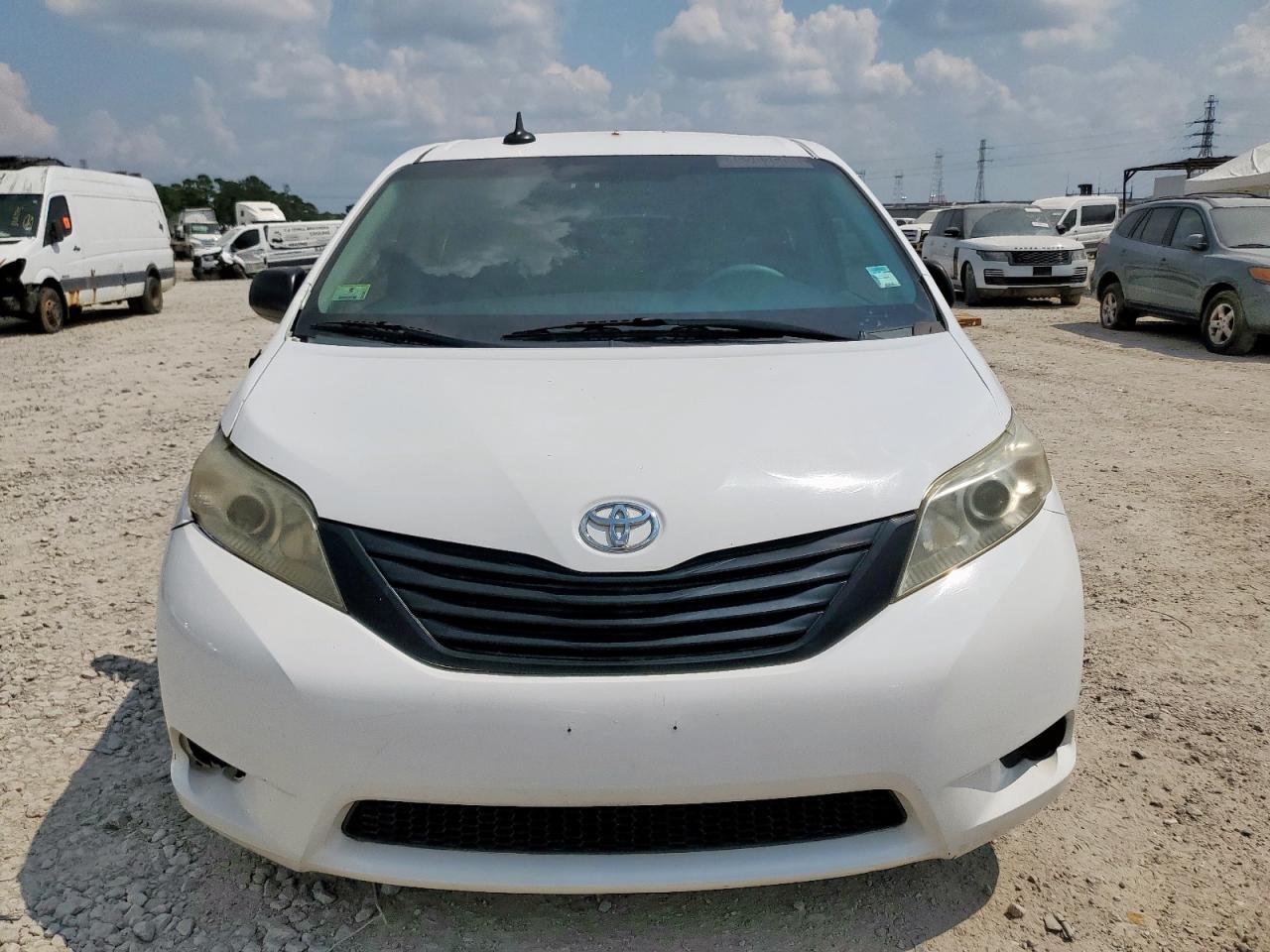 2012 Toyota Sienna - Image 5