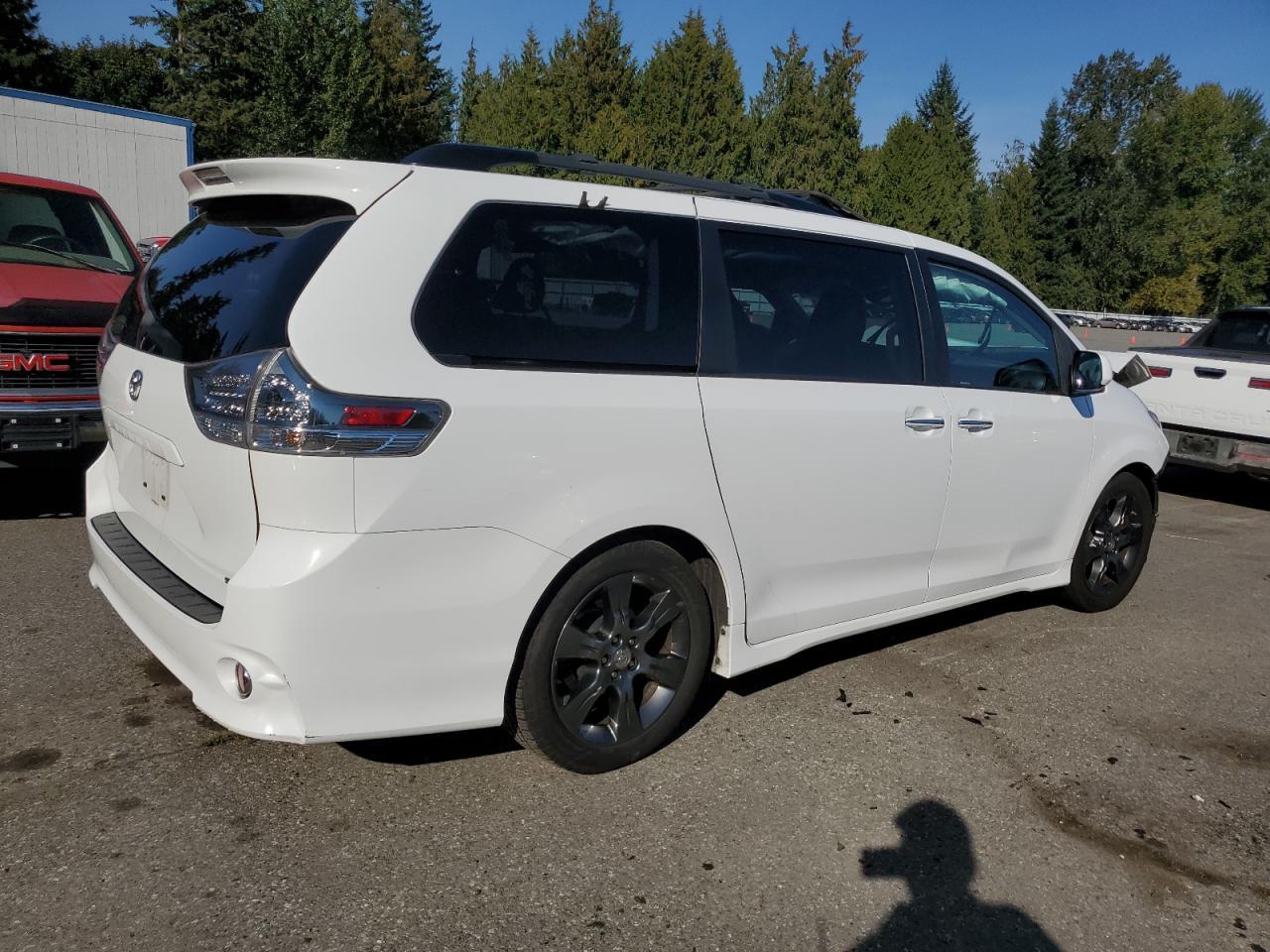 2016 Toyota Sienna Se - Image 3