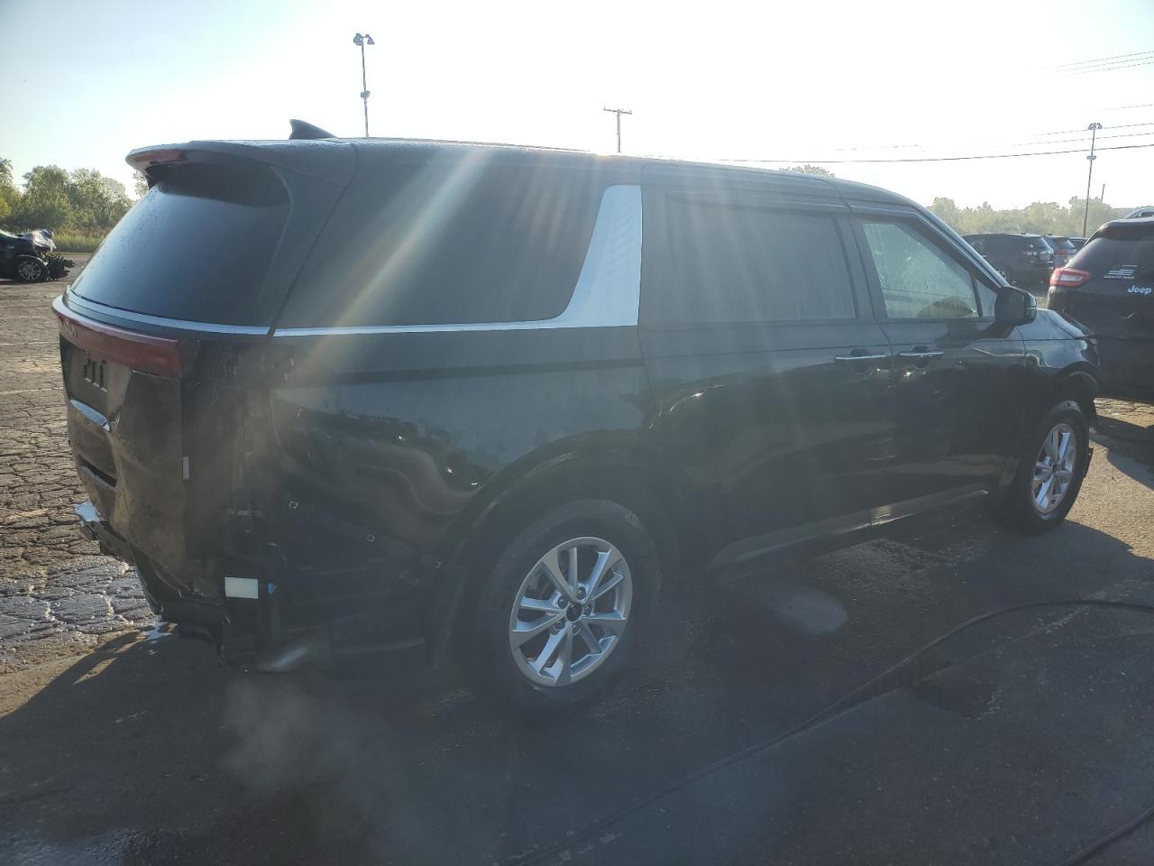 2022 Kia Carnival Lx - Image 3