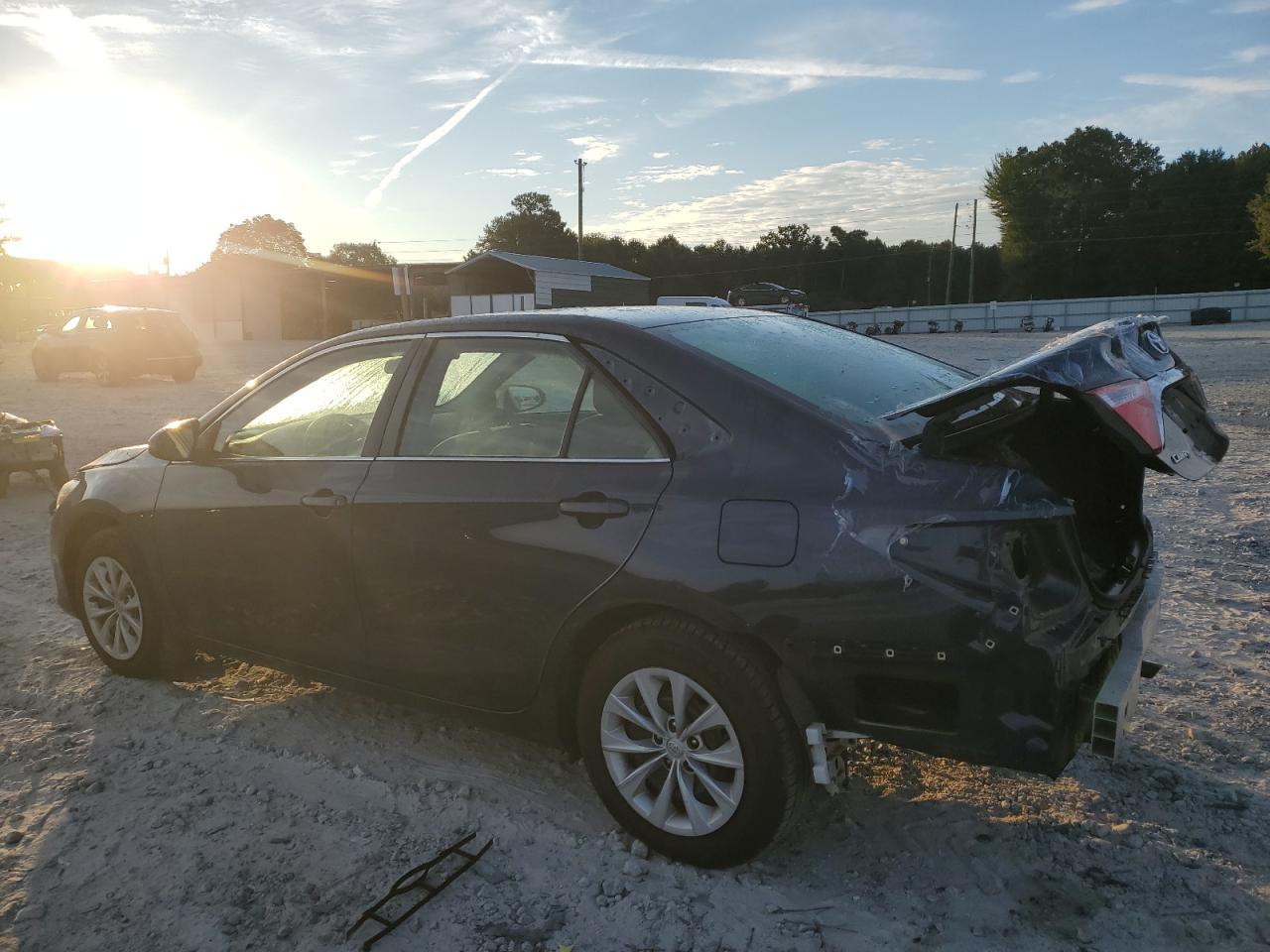 2017 Toyota Camry Le - Фото 2