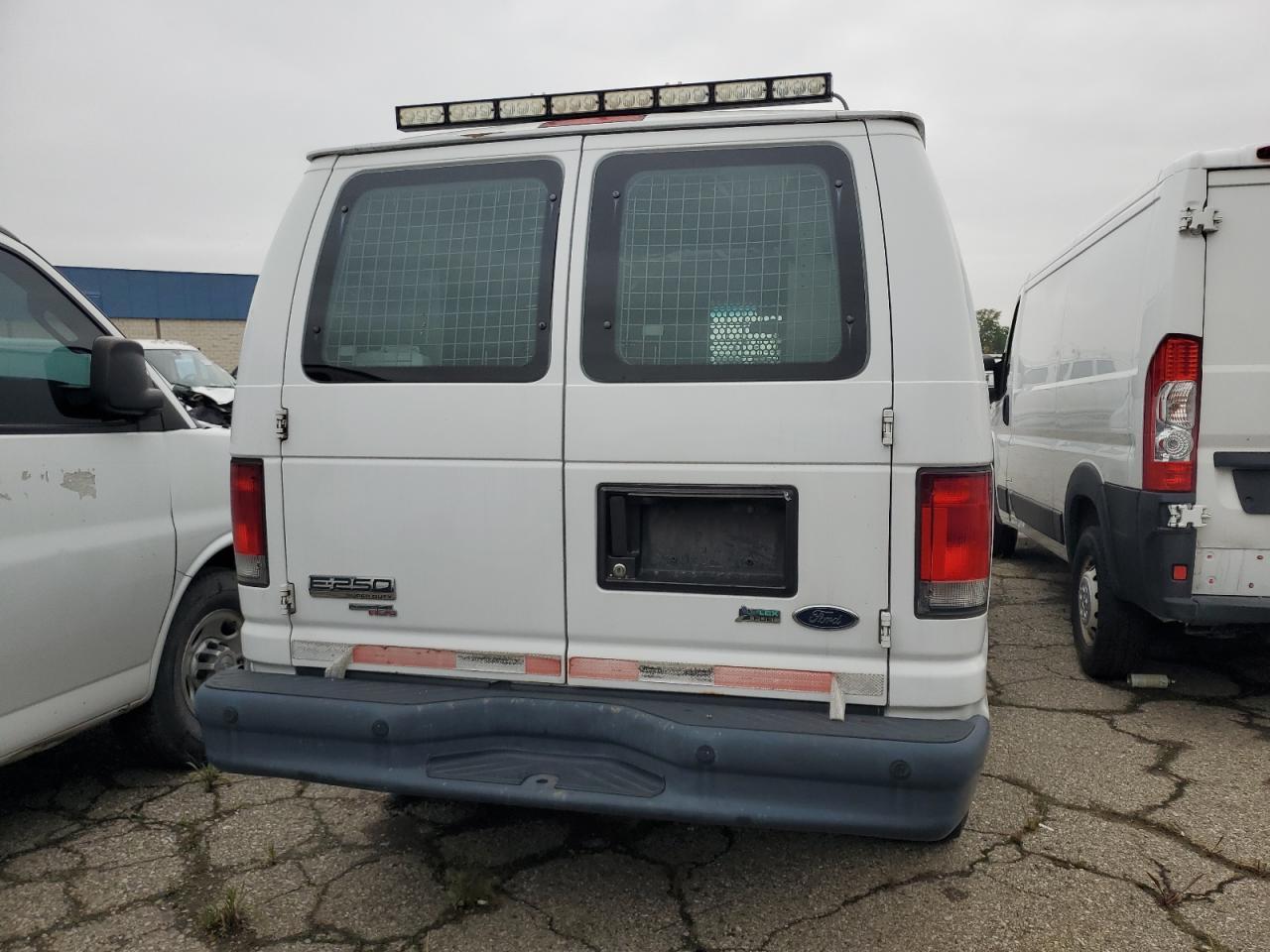 2013 Ford Econoline E250 Van - Фото 6
