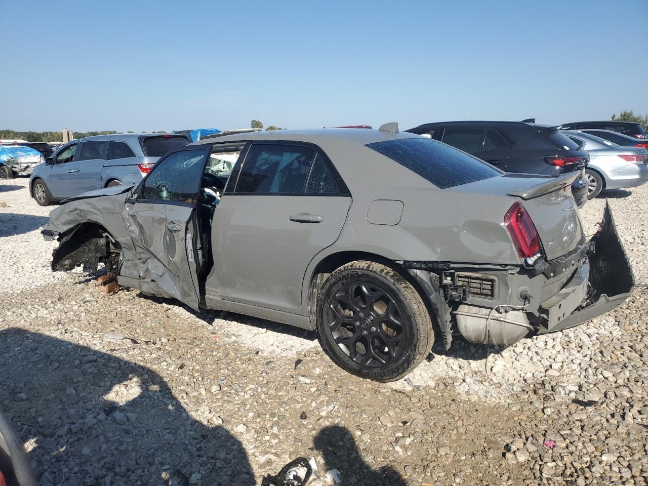 2019 Chrysler 300 Touring - Фото 2