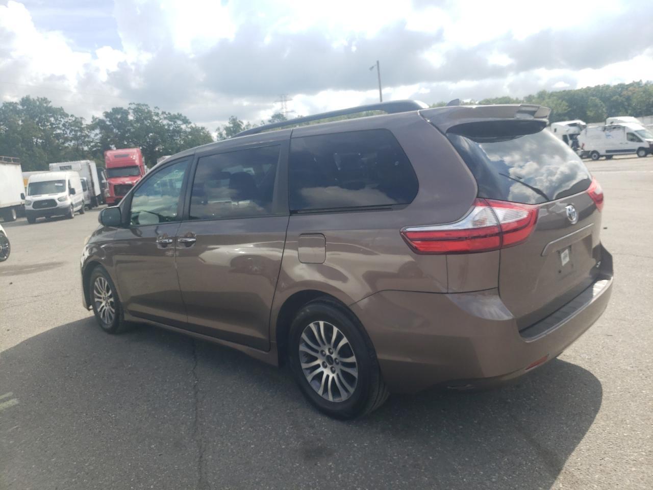 2018 Toyota Sienna Xle - Image 2