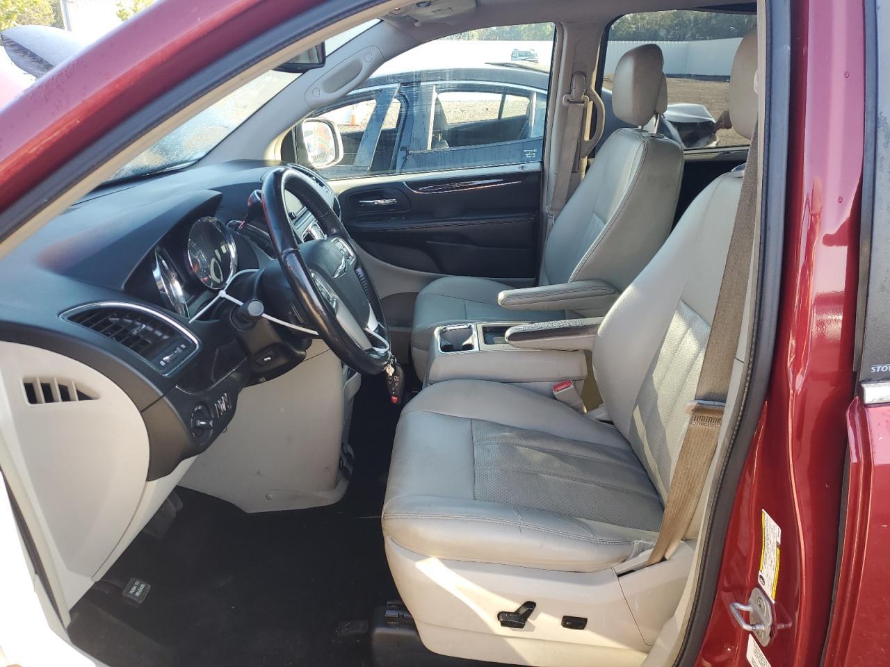 2013 Chrysler Town & Country Touring L - Image 7