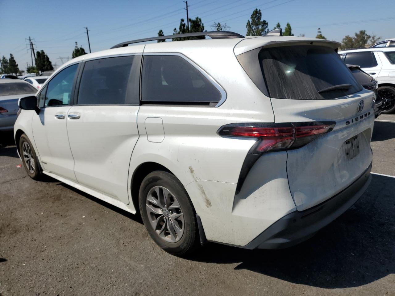 2021 Toyota Sienna Xle - Image 2