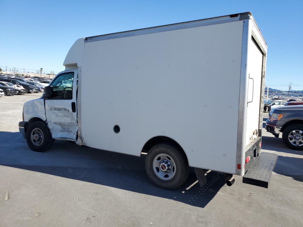 2017 GMC Savana Cutaway G3500 - Фото 2